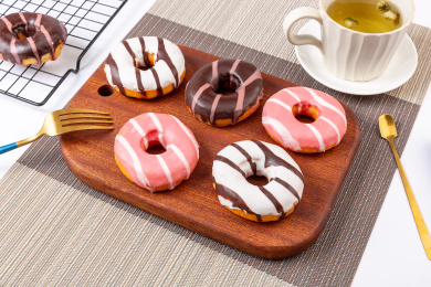 巧克力涂层甜甜圈