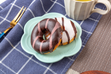 巧克力涂层甜甜圈