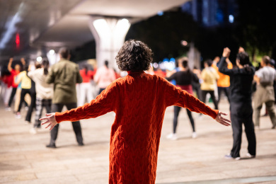 夜晚城市天桥下跳广场舞的中老年人