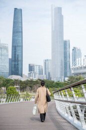 城市中心步行上班的职业女性
