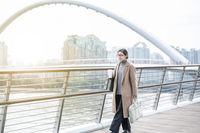 端着咖啡去上班的职业女性   