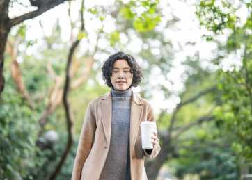 端着咖啡去上班的职业女性   