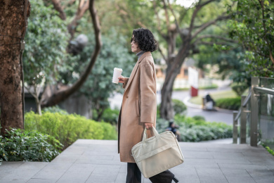 早晨端着咖啡的上班族  