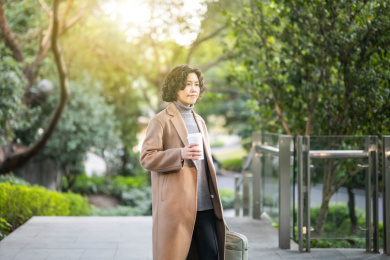 早晨端着咖啡的上班族  