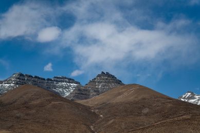 中国冈底斯山脉山峰尖尖的山逢