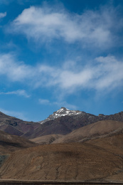 中国冈底斯山脉山峰尖尖的山逢