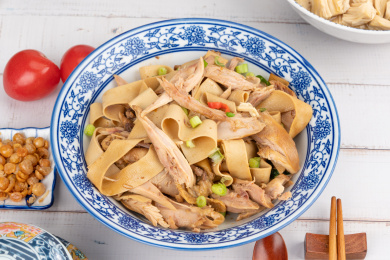  拌鸡腿豆皮 