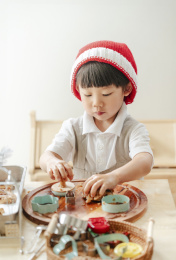 小男孩圣诞节给santa做曲奇饼干