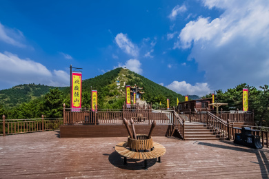 中国山西省浑源县恒山主峰步行栈道园林建筑