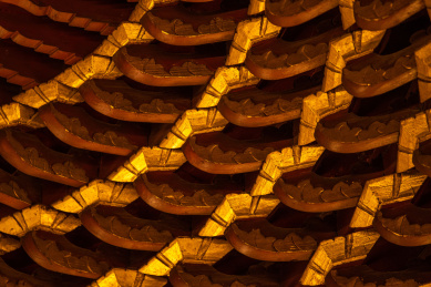 古建筑中漆金斗拱木构件