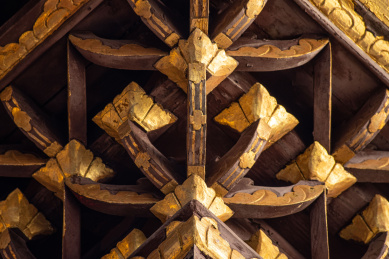 古建筑中漆金斗拱木构件