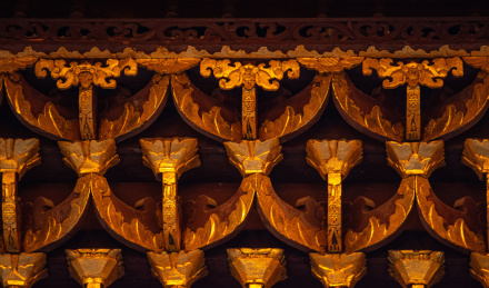 古建筑中漆金斗拱木构件