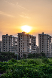 清晨的山东济宁邹城孟子湖湿地湖泊湖畔建筑