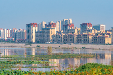 山东济宁邹城孟子湖湿地公园夏日荷花渔船