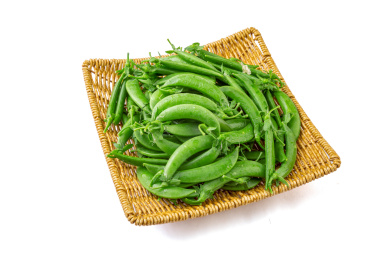 竹筐里的甜豆豆角食材特写