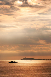 耶稣光照耀下的中国海南省三亚市三亚湾海面