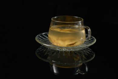 桌面上的杯子里的美味可口的姜茶