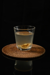 桌面上的杯子里的美味可口的姜茶