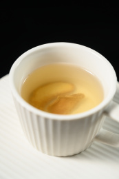 桌面上的杯子里的美味可口的姜茶