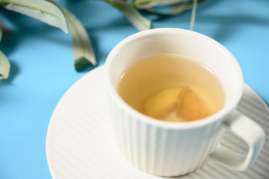 桌面上的杯子里的美味可口的姜茶