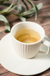 桌面上的杯子里的美味可口的姜茶