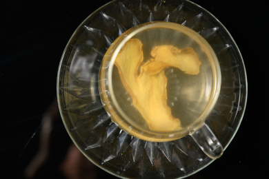 桌面上的杯子里的美味可口的姜茶