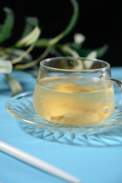 桌面上的杯子里的美味可口的姜茶