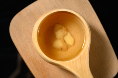 桌面上的杯子里的美味可口的姜茶