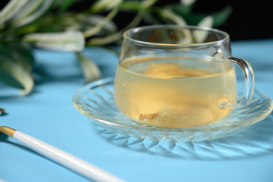 桌面上的杯子里的美味可口的姜茶