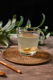 桌面上的杯子里的美味可口的姜茶