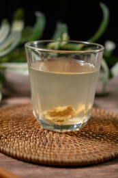 桌面上的杯子里的美味可口的姜茶