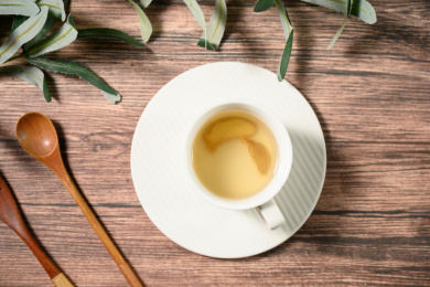 桌面上的杯子里的美味可口的姜茶