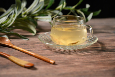 桌面上的杯子里的美味可口的姜茶