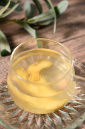 桌面上的杯子里的美味可口的姜茶