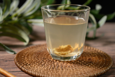 桌面上的杯子里的美味可口的姜茶