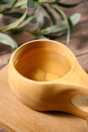 桌面上的杯子里的美味可口的姜茶