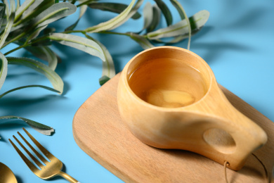 桌面上的杯子里的美味可口的姜茶