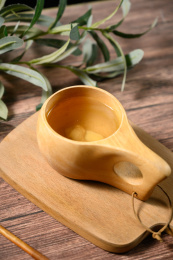 桌面上的杯子里的美味可口的姜茶