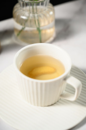 桌面上的杯子里的美味可口的姜茶