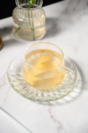 桌面上的杯子里的美味可口的姜茶