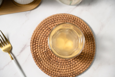 桌面上的杯子里的美味可口的姜茶