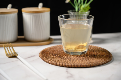 桌面上的杯子里的美味可口的姜茶