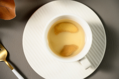 桌面上的杯子里的美味可口的姜茶