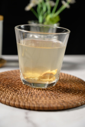 桌面上的杯子里的美味可口的姜茶