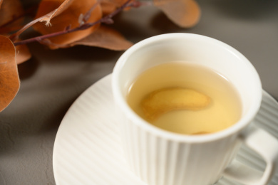 桌面上的杯子里的美味可口的姜茶