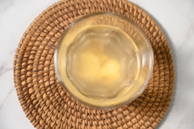 桌面上的杯子里的美味可口的姜茶