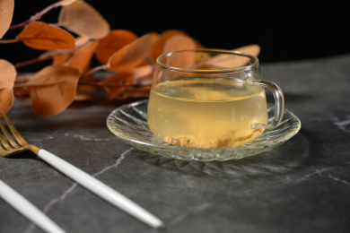 桌面上的杯子里的美味可口的姜茶