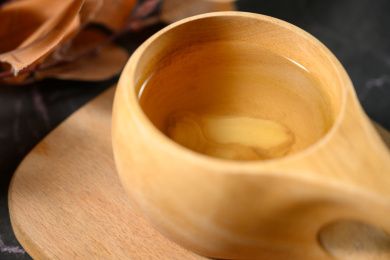 桌面上的杯子里的美味可口的姜茶