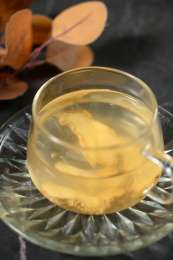 桌面上的杯子里的美味可口的姜茶