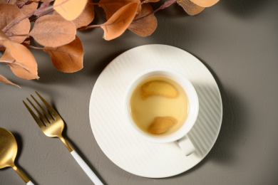 桌面上的杯子里的美味可口的姜茶